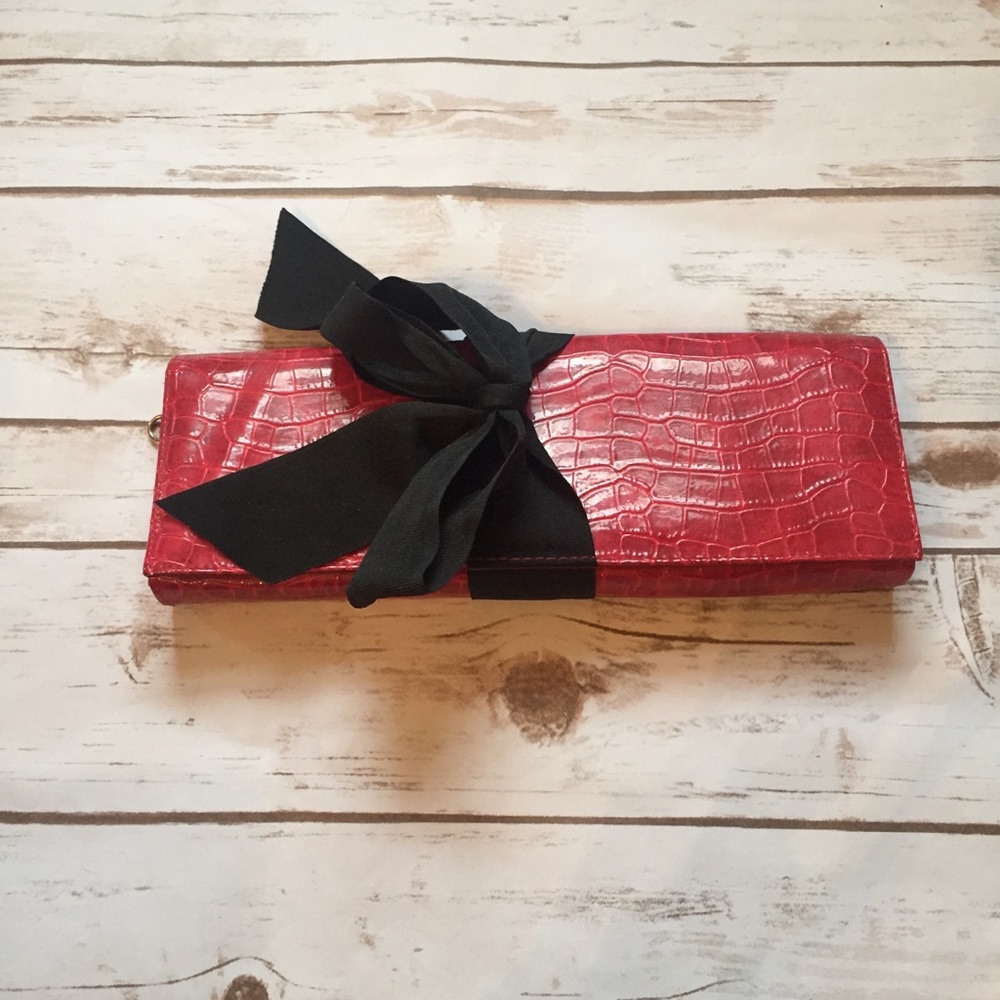 Red clutch